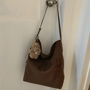 Détail du grand sac cabas en daim marron café avec pendentif chien en peluche sur porte