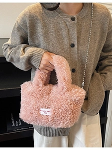 Mini borsa a secchiello in lana d'agnello rosa con catena in metallo ed etichetta