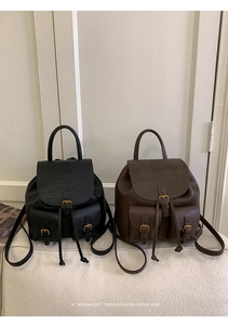Detailansicht von Retro-Lederrucksäcken mit Kordelzug und Schnallenverschlüssen an Taschen