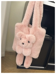 Gros plan détaillé d'un sac cabas en peluche rose avec une décoration d'ours en 3D