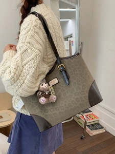 Borsa tote in tela con stampa leopardata e manici in pelle per il pendolarismo quotidiano