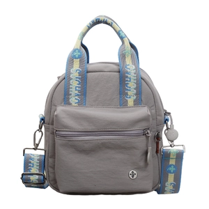 Petit sac carré gris en nylon avec bandoulière logo colorée et détails métalliques