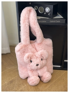 Gros plan du sac fourre-tout rose pelucheux avec un accessoire d'ours 3D mignon