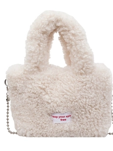 Borsa a secchiello in ecopelliccia color crema con catena di perle e etichetta decor