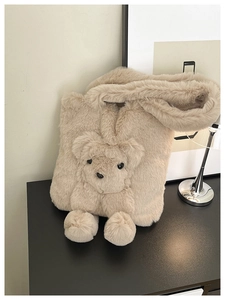 Détail du sac cabas en peluche beige avec ours 3D et texture douce en fourrure