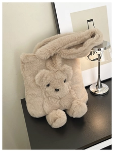 Détail du sac cabas en peluche douce avec un ornement d'ours en peluche 3D