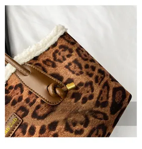 Détail d'un sac cabas léopard avec bordure en peau de mouton blanche et anses en cuir