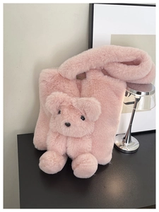 Détail d'un sac à épaule en peluche rose avec décoration d'ours en peluche 3D mignon