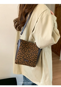 Détails du sac seau léopard avec bandoulière en cuir et étiquette No Filter