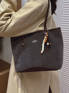Grand sac cabas en daim gris foncé avec anses en cuir marron et pendentif perlé