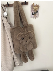 Vue détaillée d'un sac cabas en peluche marron avec un ours 3D mignon et doux au toucher