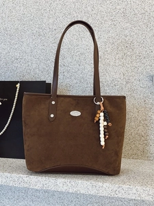 Grand sac cabas en daim marron foncé pour femme avec un logo métallique minimaliste