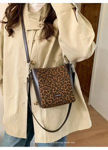 Détail du sac seau léopard avec bordure en cuir marron et étiquette NO FILTER