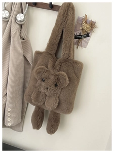 Vue détaillée du sac cabas en fausse fourrure marron avec ours en peluche 3D doux