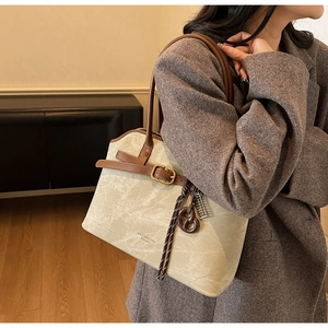 Retro-Schultertasche aus beigem Wildlederimitat mit braunen Lederriemen und Schnalle