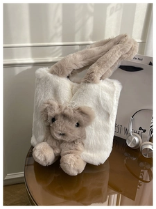 Vue détaillée du tissu en peluche blanc et de l'ours 3D mignon sur le sac fourre-tout d'hiver