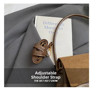 Détails de la bandoulière réglable en cuir et de la finition suède du sac vintage marron