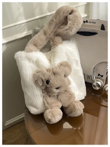 Détail du sac ours en peluche avec texture douce en fausse fourrure et mascotte 3D