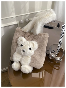Gros plan d'un sac à bandoulière en peluche avec ours 3D sur surface réfléchissante