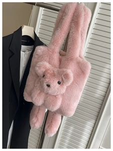 Sac fourre-tout rose en peluche avec ours 3D présenté à côté d'une tenue élégante