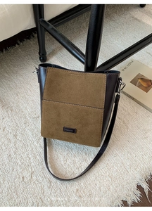 Vue détaillée du sac seau rétro avec empiècement en daim vert sur maille blanche