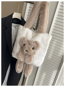 Détail du sac en fausse fourrure blanche avec un ours en peluche 3D et des anses kaki
