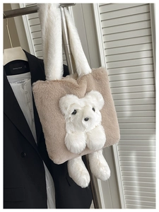 Détail du sac fourre-tout en fausse fourrure marron avec design tête d'ours en peluche