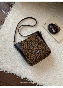 Détail de la texture léopard et de l'étiquette tissée 'NO FILTER' sur le sac seau