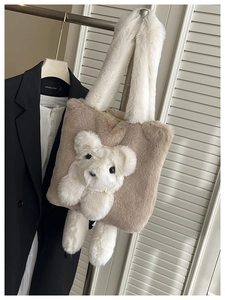 Détail du sac cabas en peluche marron avec ours 3D et bandoulière large en fourrure douce