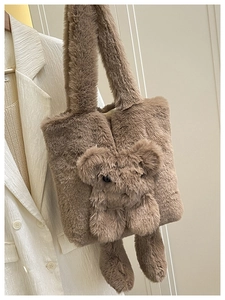 Détail du sac cabas en peluche marron avec motif ours 3D et bandoulière large douce