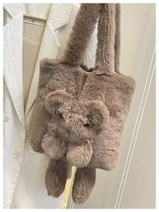 Détail du sac cabas en fausse fourrure marron avec design peluche ours en 3D mignon