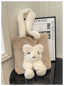 Détail du sac à main en peluche marron avec une poupée ours blanc en 3D décorée