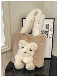 Détail du sac à bandoulière en peluche marron avec un petit ours en peluche blanc doux