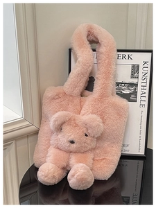 Détail d'un sac à bandoulière en peluche rose avec un ours en peluche 3D mignon
