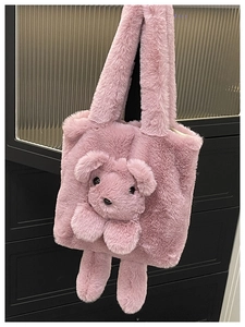 Gros plan détaillé d'un sac à main en peluche rose avec tête de lapin 3D et longues oreilles