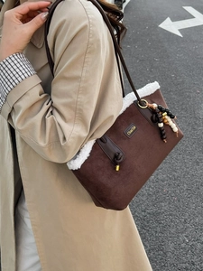 Sac cabas vintage en daim café foncé avec bordure en peluche blanche et perles en bois