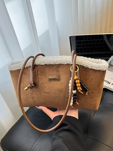 Grand sac cabas vintage en daim marron avec bordure en peau lainée et pompon