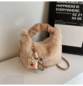 Dettaglio della morbida trama di peluche beige e del manico in pelle stropicciata marrone