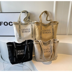 Dettagli delle borse tote in tela nei colori bianco, kaki, nero e beige chiaro