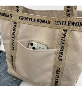 Dettaglio della borsa tote in tela con cinturino nero GENTLEWOMAN e tasca frontale