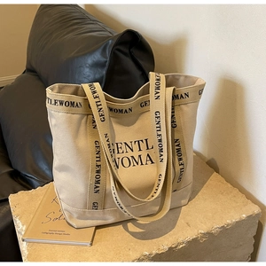 Dettaglio della borsa tote GENTLEWOMAN in tela su pietra che mostra trama e logo
