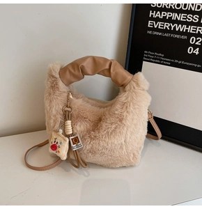 Dettaglio della borsa di peluche marrone con ecopelliccia e manici eleganti in ecopelle