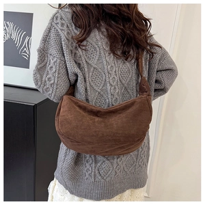 Bruine suède halvemaanvormige tas op model voor een stijlvolle herfstachtige look