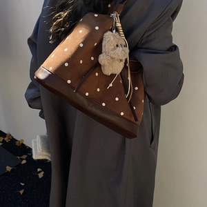 Borsa tote retrò marrone a pois bianchi con un simpatico ciondolo a forma di orso