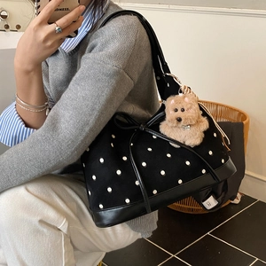 Borsa a spalla vintage a pois neri con base in pelle e ciondolo a forma di cane