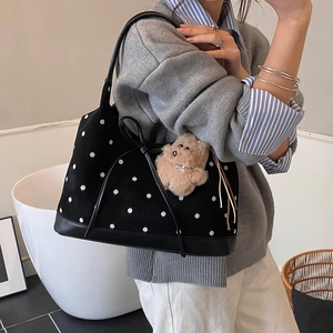 Borsa tote a pois sulla spalla con ciondolo a forma di orso e dettaglio con fiocco