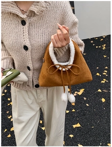 Gros plan du sac à main vintage en daim avec garniture en fourrure et détail de nœud
