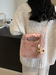 Borsa in peluche rosa con manico a nuvola e ciondolo a forma di omino di pan di zenzero