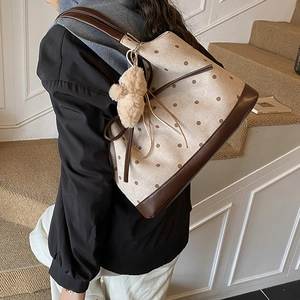 Borsa tote in tela a pois con base in pelle e ciondolo a forma di orsetto