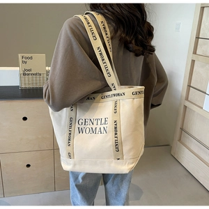 Vista dettagliata della borsa tote grande in tela con stampa Gentlewoman e tracolla